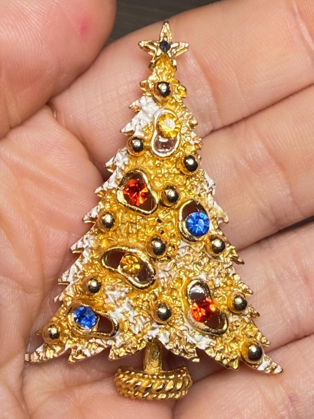 ART Christmas Tree Brooch Vintage Gold Tone Rhinestone Snow Pin
